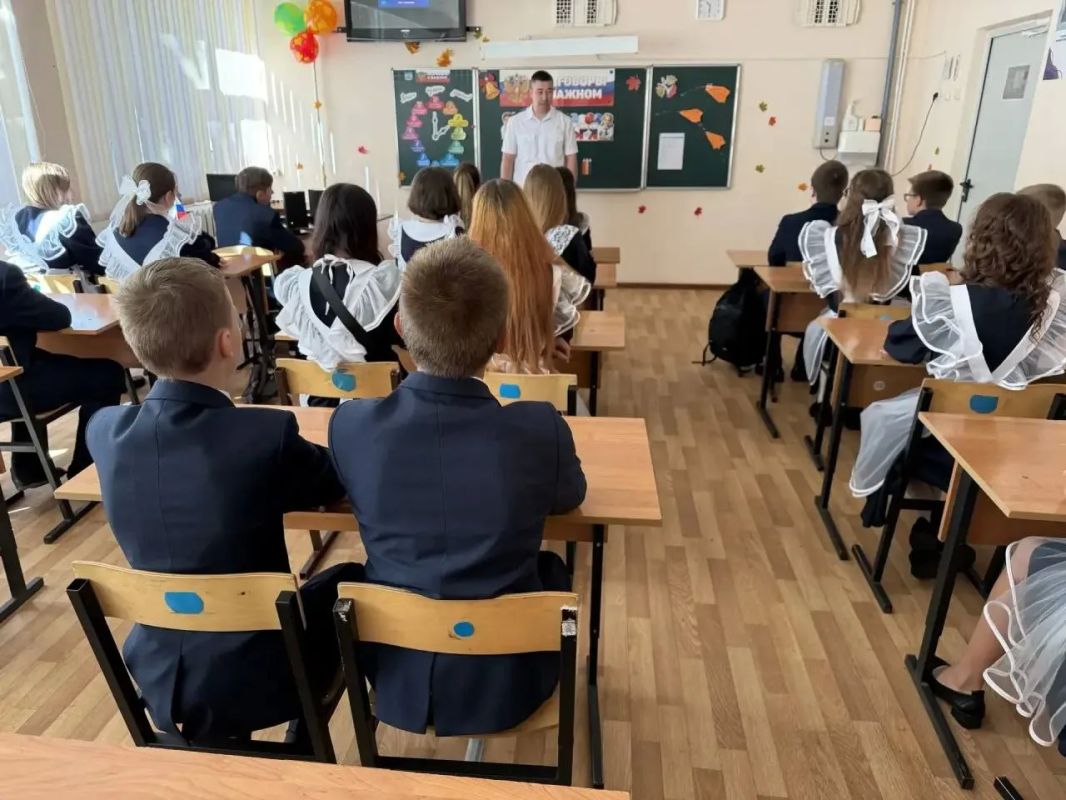 В рамках реализации мероприятий по правовому просвещению и правовому информированию заместитель прокурора Засвияжского района г. Ульяновска Эльвир Салихов встретился с учащимися МБОУ "Гимназия № 24" В рамках реализации мероприятий по правовому просвещению и правовому информированию заместитель прокурора Засвияжского района г. Ульяновска Эльвир Салихов встретился с учащимися МБОУ "Гимназия № 24"