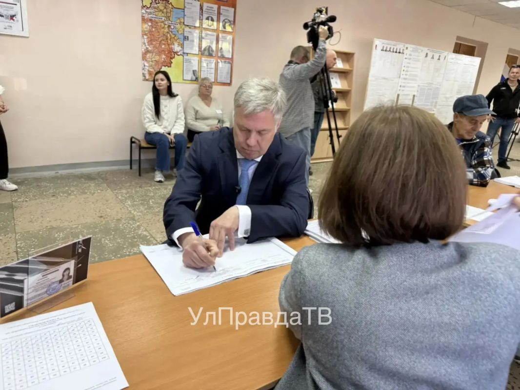 В первый день голосования на своем избирательном участке в Доме Культуры села Карлинское проголосовал губернатор Алексей Русских В первый день голосования на своем избирательном участке в Доме Культуры села Карлинское проголосовал губернатор Алексей Русских