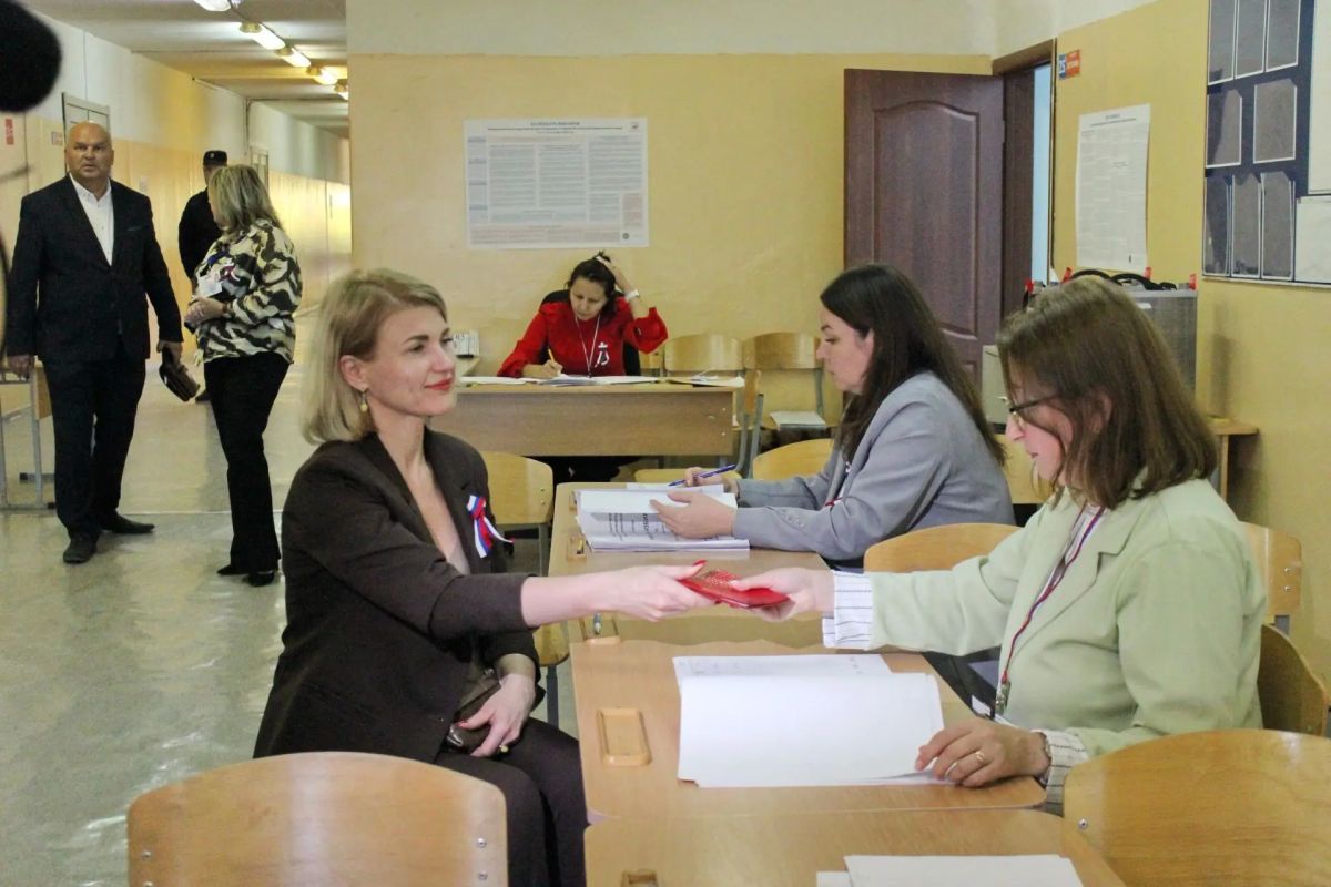 Сегодня – в первый день голосования – Председатель Избирательной комиссии Ульяновской области Елена Горбунова приняла участие в думских и губернаторских выборах