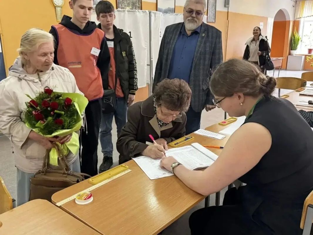 100-летний ветеран Лидия Александровна Демина приняла участие в голосовании 100-летний ветеран Лидия Александровна Демина приняла участие в голосовании