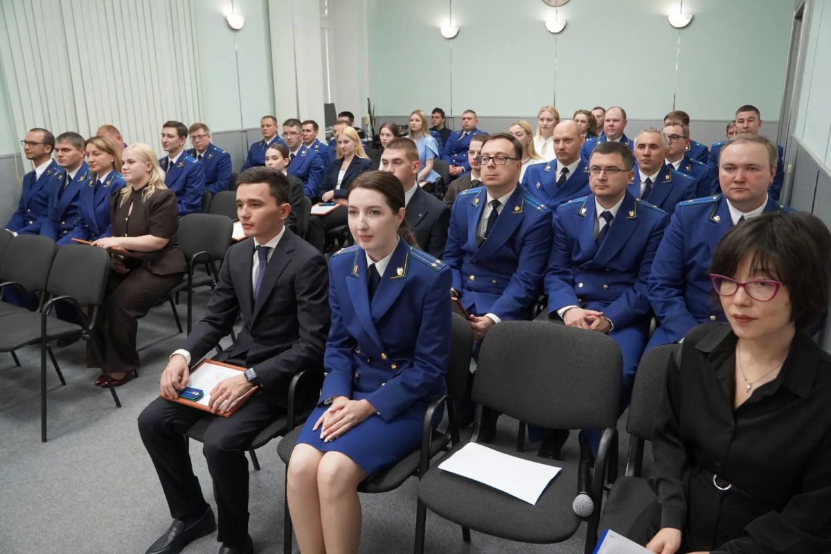 Прокурор Ульяновской области поздравил молодых работников региональных органов прокуратуры с присвоением первоначального классного чина Прокурор Ульяновской области поздравил молодых работников региональных органов прокуратуры с присвоением первоначального классного чина