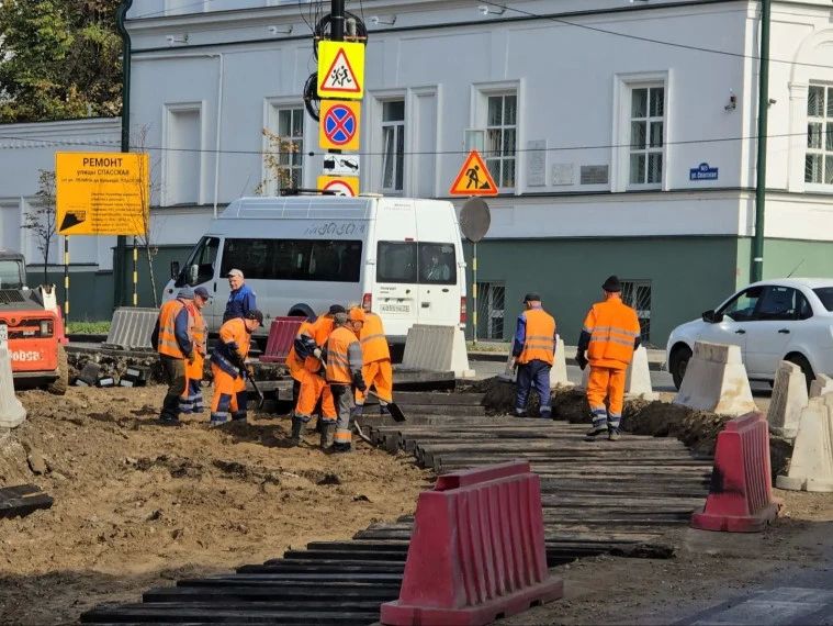 На пересечении Спасской и Ленина начали укладывать новые рельсы На пересечении Спасской и Ленина начали укладывать новые рельсы