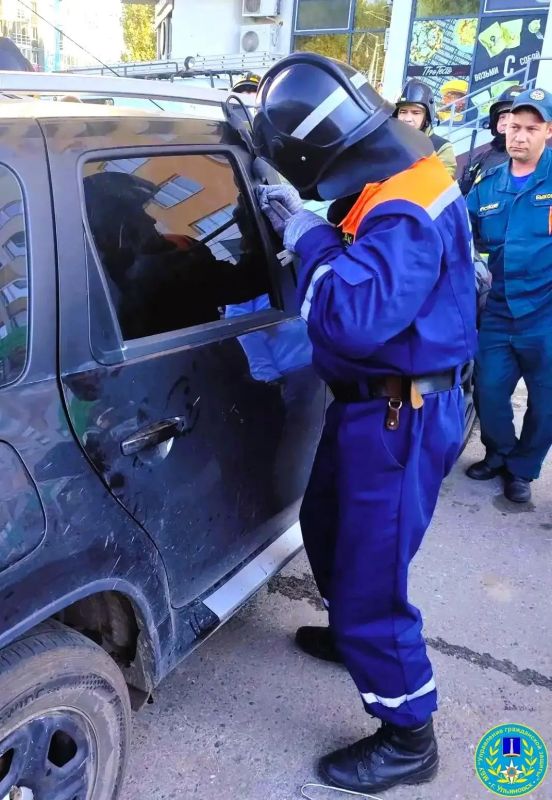 В Ульяновске спасатели вскрыли машину с запертым внутри ребенком