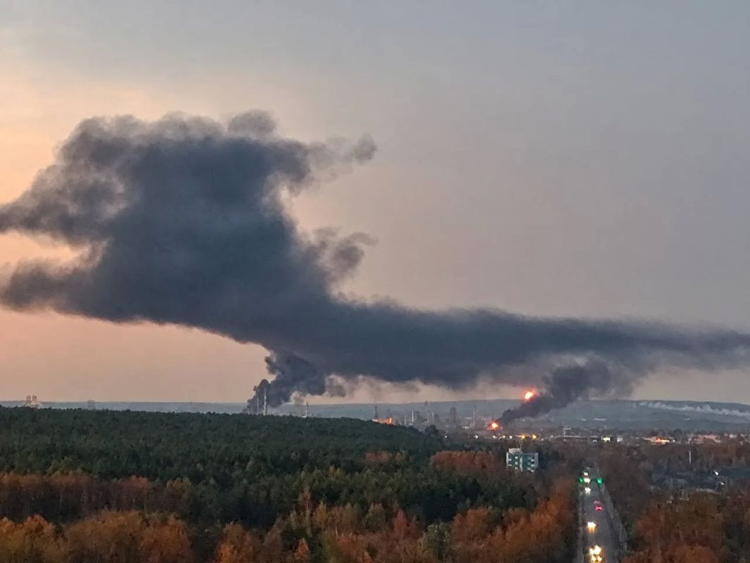 В Ульяновске отражают массированную атаку БПЛА, сообщает губернатор Русских В Ульяновске отражают массированную атаку БПЛА, сообщает губернатор Русских