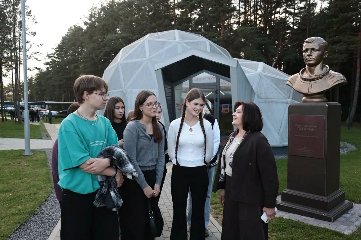 В конце дня встретился с группой одаренных ульяновских школьников и студентов, которые сейчас находятся в образовательной поездке в Республике Беларусь! В конце дня встретился с группой одаренных ульяновских школьников и студентов, которые сейчас находятся в образовательной поездке в Республике Беларусь!