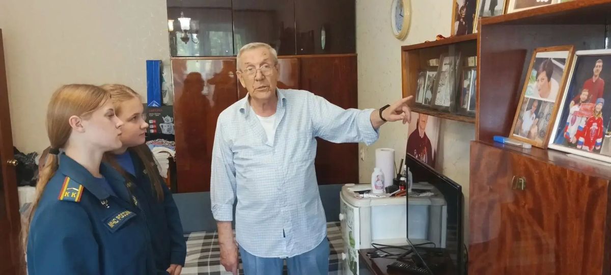 Офицеры ведомства и юные кадеты поздравили Клавдию Вьюговскую Офицеры ведомства и юные кадеты поздравили Клавдию Вьюговскую