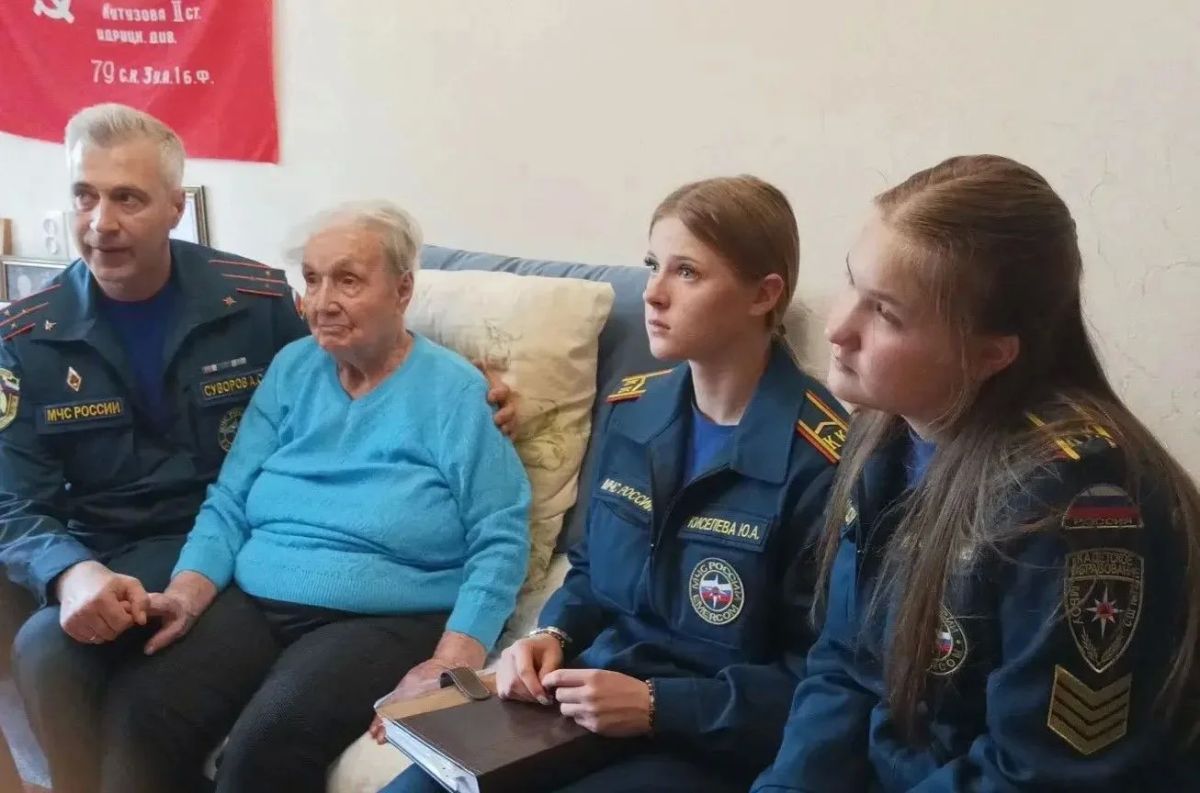 Офицеры ведомства и юные кадеты поздравили Клавдию Вьюговскую Офицеры ведомства и юные кадеты поздравили Клавдию Вьюговскую