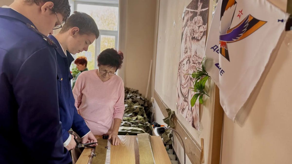 В Ульяновске сотрудники следственного управления и кадеты приняли участие в изготовлении маскировочных сетей В Ульяновске сотрудники следственного управления и кадеты приняли участие в изготовлении маскировочных сетей