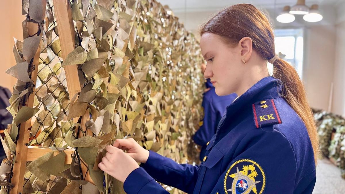 В Ульяновске сотрудники следственного управления и кадеты приняли участие в изготовлении маскировочных сетей В Ульяновске сотрудники следственного управления и кадеты приняли участие в изготовлении маскировочных сетей
