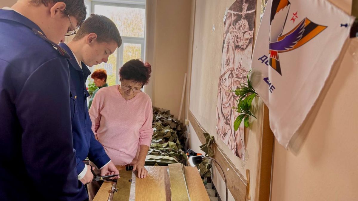 В Ульяновске сотрудники следственного управления и кадеты приняли участие в изготовлении маскировочных сетей В Ульяновске сотрудники следственного управления и кадеты приняли участие в изготовлении маскировочных сетей