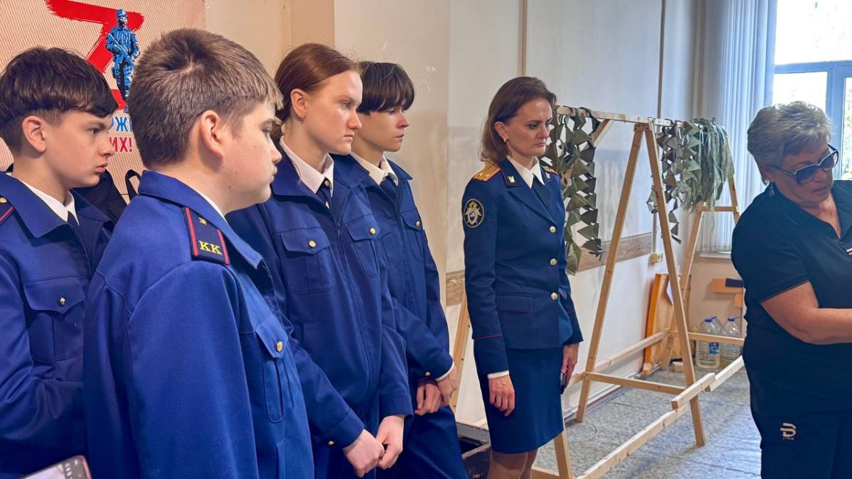 В Ульяновске сотрудники следственного управления и кадеты приняли участие в изготовлении маскировочных сетей В Ульяновске сотрудники следственного управления и кадеты приняли участие в изготовлении маскировочных сетей