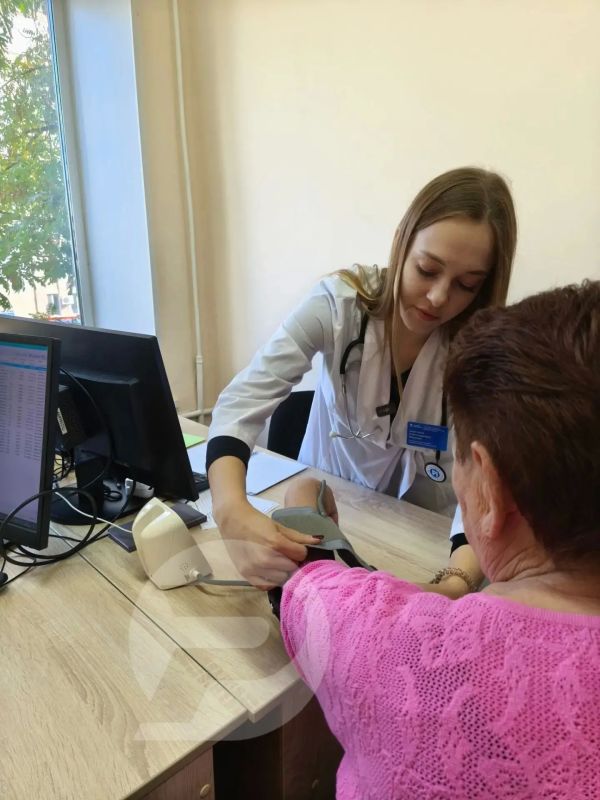 Уже врачи. Молодое пополнение в белых халатах получило официальное приглашение на торжественную церемонию посвящения в профессию Уже врачи. Молодое пополнение в белых халатах получило официальное приглашение на торжественную церемонию посвящения в профессию