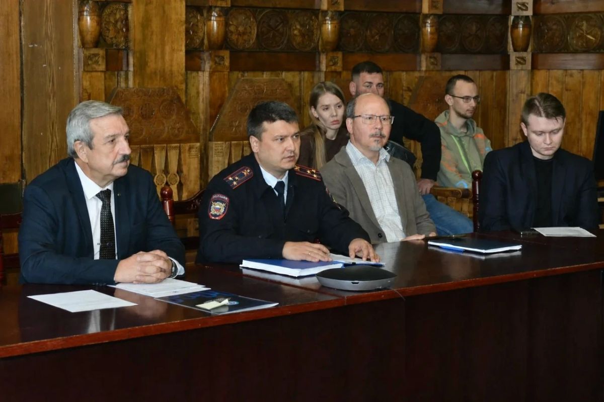 Сотрудники регионального УМВД встретились с профессорско-преподавательским составом Ульяновского государственного университета Сотрудники регионального УМВД встретились с профессорско-преподавательским составом Ульяновского государственного университета