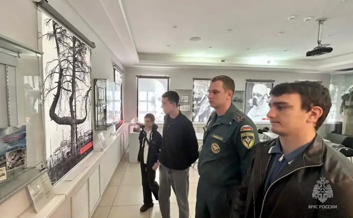 Они были первыми.... . Сотрудники Главного управления МЧС России по Ульяновской области посетили выставку "Чернобыль. Они были первыми", расположенную в музее «Пожарная охрана Симбирска-Ульяновска». Выставка посвящена... Они были первыми.... . Сотрудники Главного управления МЧС России по Ульяновской области посетили выставку "Чернобыль. Они были первыми", расположенную в музее «Пожарная охрана Симбирска-Ульяновска». Выставка посвящена...