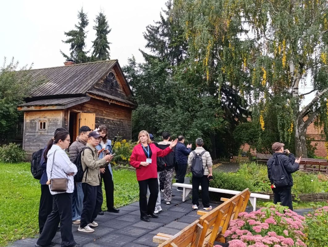 Директор Музей-заповедника «Родина В. И. Ленина» Ирина Котова поблагодарила главу города Александра Болдакина за оперативное реагирование и решение проблемных вопросов, которые возникают в музейном квартале Директор Музей-заповедника «Родина В. И. Ленина» Ирина Котова поблагодарила главу города Александра Болдакина за оперативное реагирование и решение проблемных вопросов, которые возникают в музейном квартале