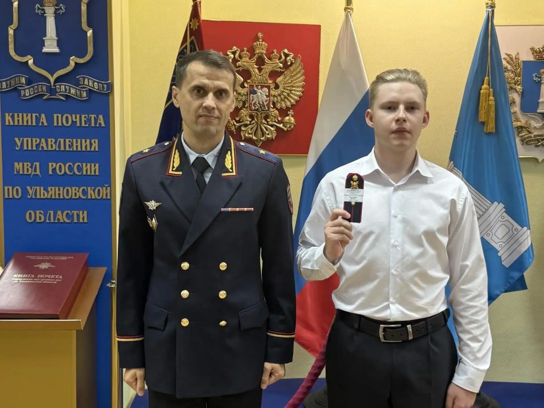 Начальник областного УМВД России вручил погоны молодым полицейским