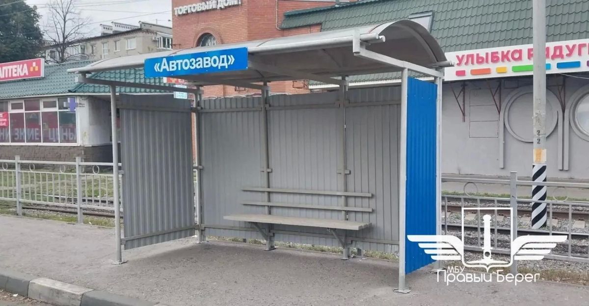 На Московском шоссе на остановке «Автозавод» установили новый павильон для пассажиров общественного транспорта