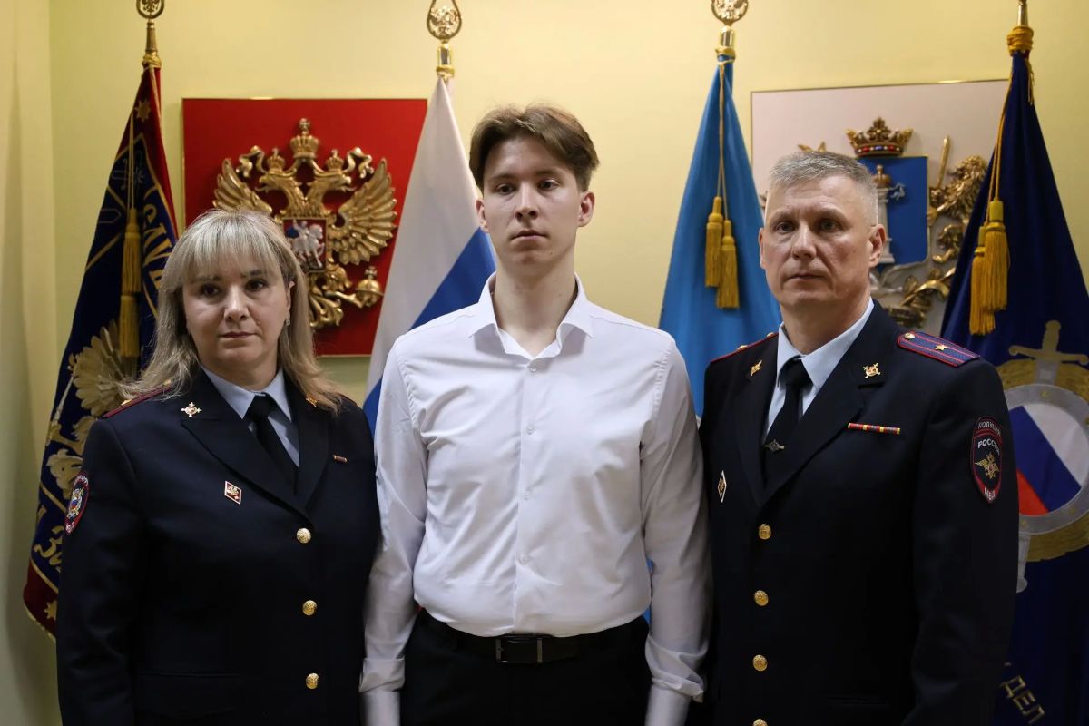 Начальник областного УМВД России вручил погоны молодым полицейским Начальник областного УМВД России вручил погоны молодым полицейским