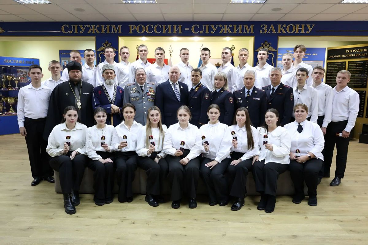 Начальник областного УМВД России вручил погоны молодым полицейским Начальник областного УМВД России вручил погоны молодым полицейским