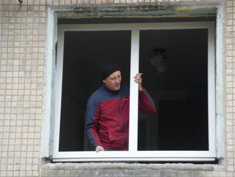 Три бригады рабочих меняют окна в повреждённых домах в северной части Ульяновска