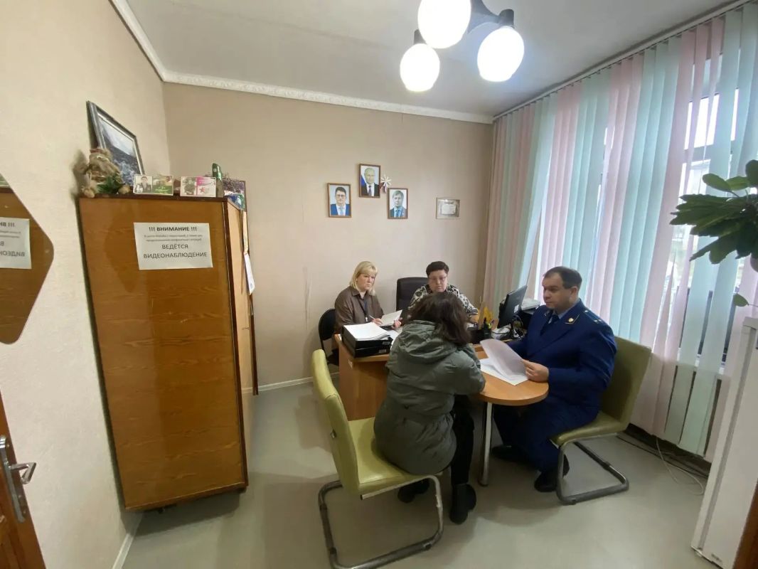 Прокурор Майнского района Надршин Р.Ф. совместно с представителями территориального отдела соцзащиты и координатором фонда "Защитники Отечества" провёл выездной личный прием родственников участников специальной военной... Прокурор Майнского района Надршин Р.Ф. совместно с представителями территориального отдела соцзащиты и координатором фонда "Защитники Отечества" провёл выездной личный прием родственников участников специальной военной...