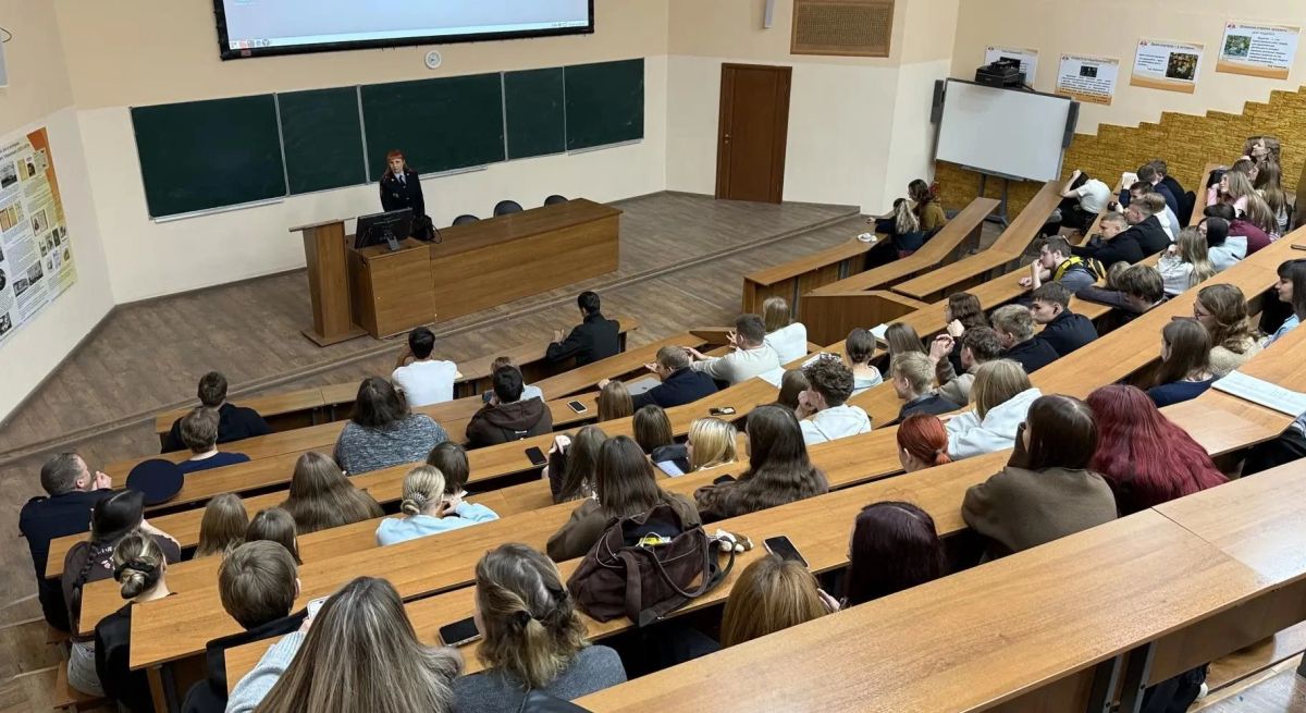 Ульяновские полицейские проводят правовые информационно – просветительские встречи со студентами - первокурсниками Ульяновские полицейские проводят правовые информационно – просветительские встречи со студентами - первокурсниками