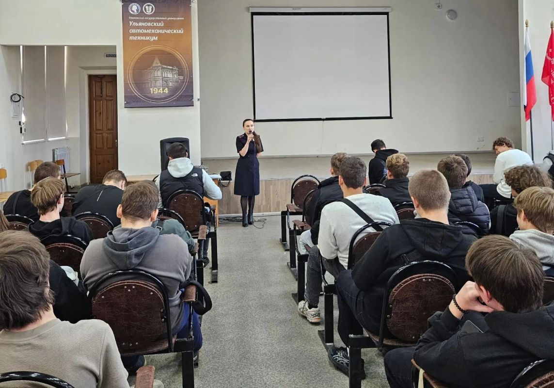 Ульяновские полицейские проводят правовые информационно – просветительские встречи со студентами - первокурсниками Ульяновские полицейские проводят правовые информационно – просветительские встречи со студентами - первокурсниками