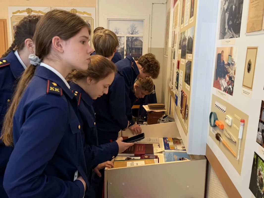 Ветеран следственных органов и сотрудник следственного управления провели для кадет СК России экскурсию в зале истории следствия Ветеран следственных органов и сотрудник следственного управления провели для кадет СК России экскурсию в зале истории следствия