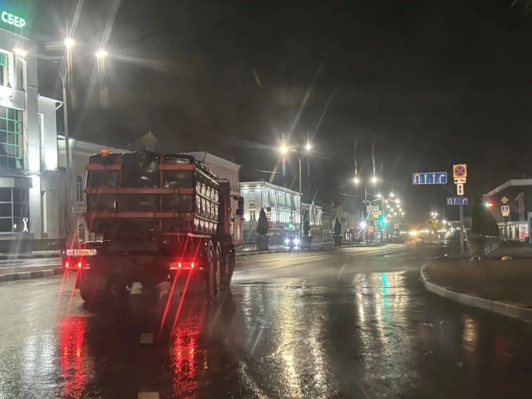 Ульяновские дорожники вновь начали отмывать городские улицы по ночам
