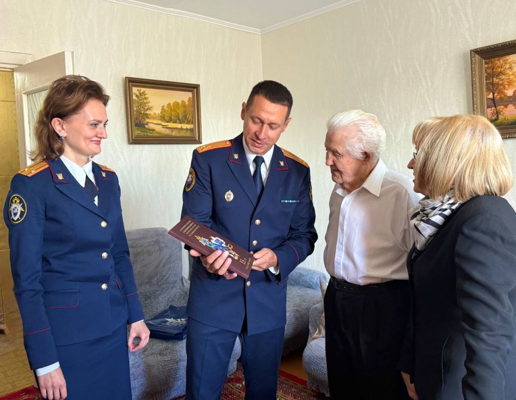 Сотрудники и кадеты следственного управления СК России по Ульяновской области поздравили ветерана Великой Отечественной войны Василия Федоровича Костюковича с 99-летием Сотрудники и кадеты следственного управления СК России по Ульяновской области поздравили ветерана Великой Отечественной войны Василия Федоровича Костюковича с 99-летием