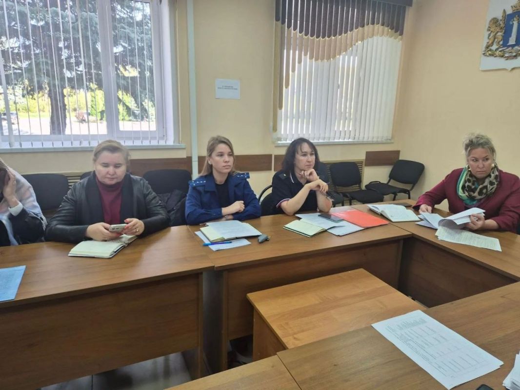 Помощник прокурора Ульяновского района Низамова Ф.Ф. приняла участие в заседании комиссии по делам несовершеннолетних и защите их прав администрации МО "Ульяновский район" Помощник прокурора Ульяновского района Низамова Ф.Ф. приняла участие в заседании комиссии по делам несовершеннолетних и защите их прав администрации МО "Ульяновский район"