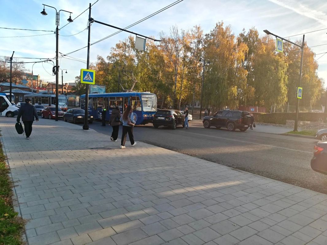 Подписчики сообщают об аварии на Спасской: автомобиль попал под трамвай при выезде с бульвара Пластова Подписчики сообщают об аварии на Спасской: автомобиль попал под трамвай при выезде с бульвара Пластова