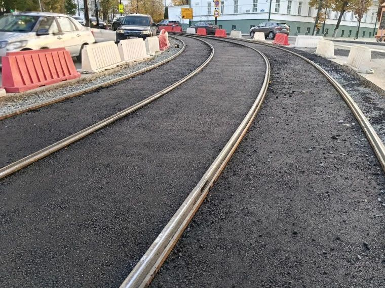 На повороте Спасской начали асфальтировать межрельсовое пространство На повороте Спасской начали асфальтировать межрельсовое пространство