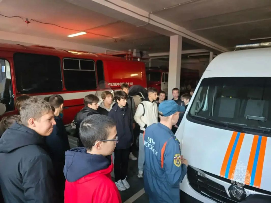 Школьники познакомились с пожарно-спасательным делом Школьники познакомились с пожарно-спасательным делом