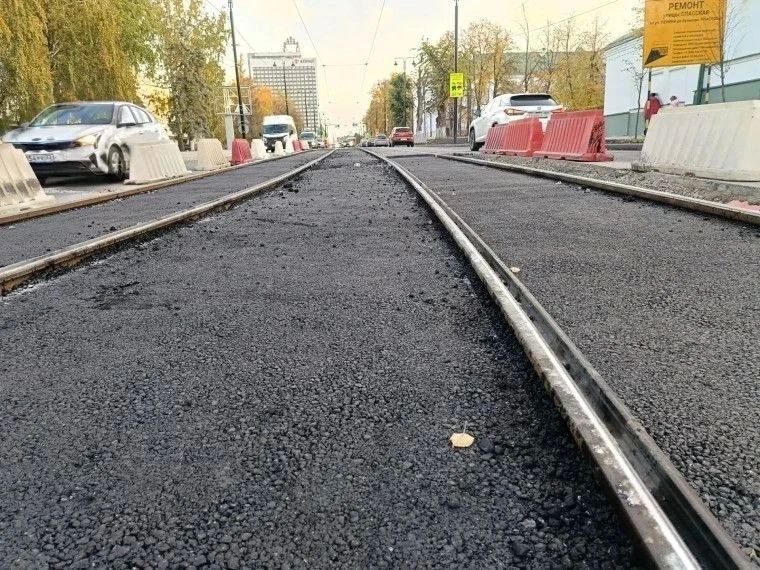 На улице Спасской асфальтируют межрельсовое пространство На улице Спасской асфальтируют межрельсовое пространство
