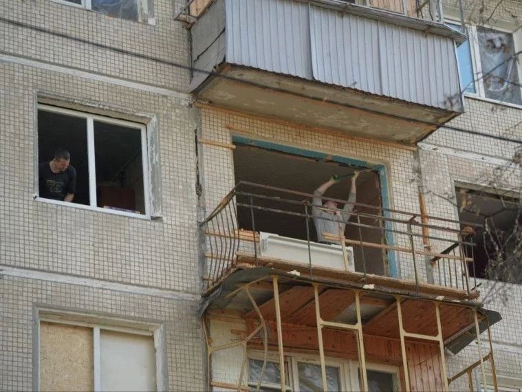 320 окон заменили в домах Ульяновска, пострадавших от атаки беспилотников 320 окон заменили в домах Ульяновска, пострадавших от атаки беспилотников