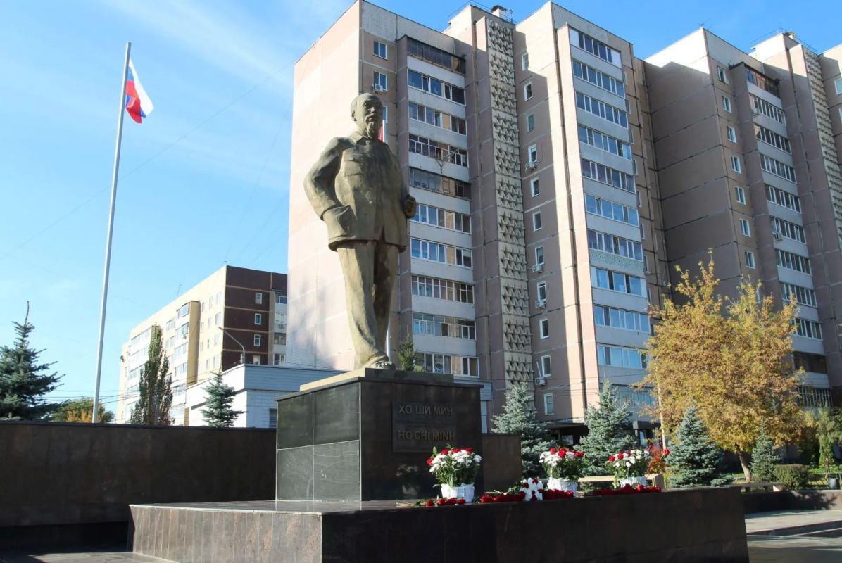 По приглашению Губернатора Алексея Русских делегация из Вьетнама посетила Ульяновск По приглашению Губернатора Алексея Русских делегация из Вьетнама посетила Ульяновск