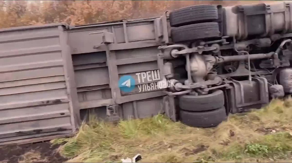 У села Урено-Карлинское большегруз опрокинулся на дороге