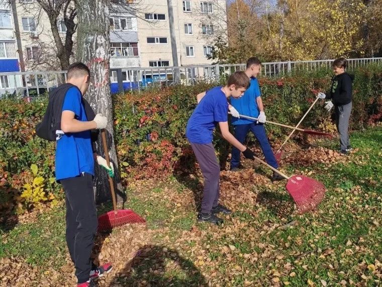 На уборку улиц Ульяновска вышли более трех тысяч человек На уборку улиц Ульяновска вышли более трех тысяч человек