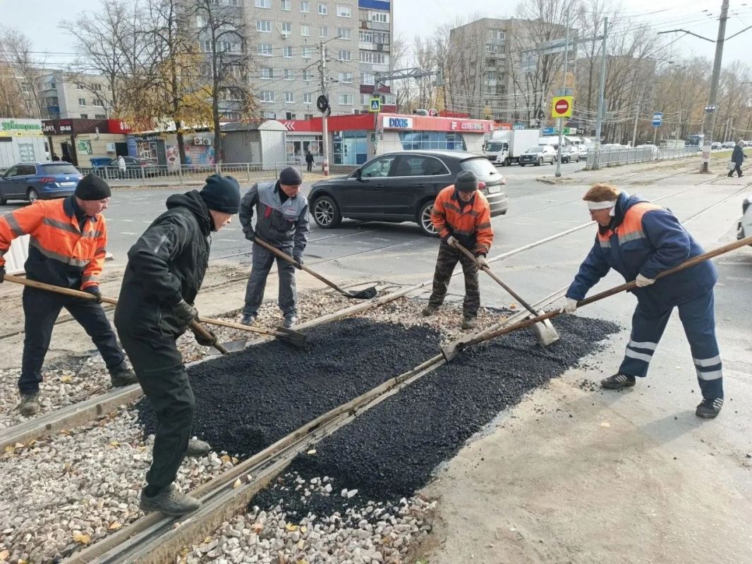 В Ульяновске продолжается сезонная уборка опавшей листвы В Ульяновске продолжается сезонная уборка опавшей листвы