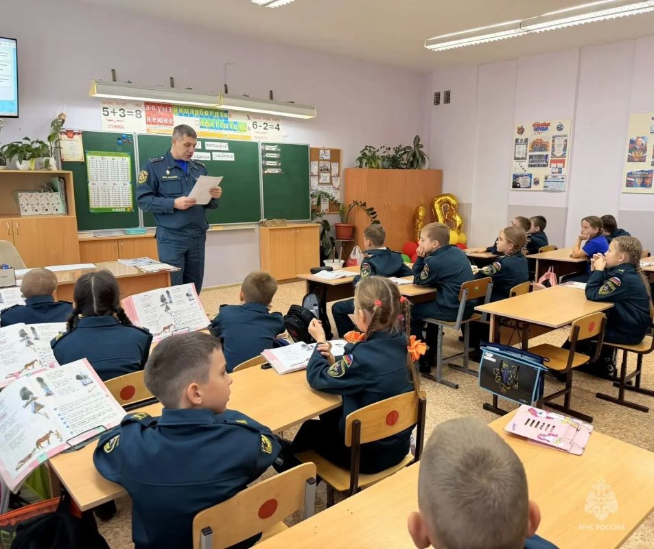 Месячник гражданской обороны: сотрудники регионального МЧС проводят занятия в школах Месячник гражданской обороны: сотрудники регионального МЧС проводят занятия в школах
