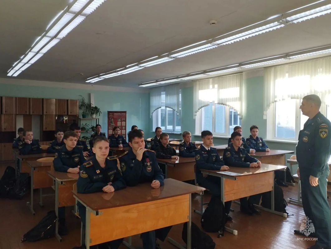 Месячник гражданской обороны: сотрудники регионального МЧС проводят занятия в школах