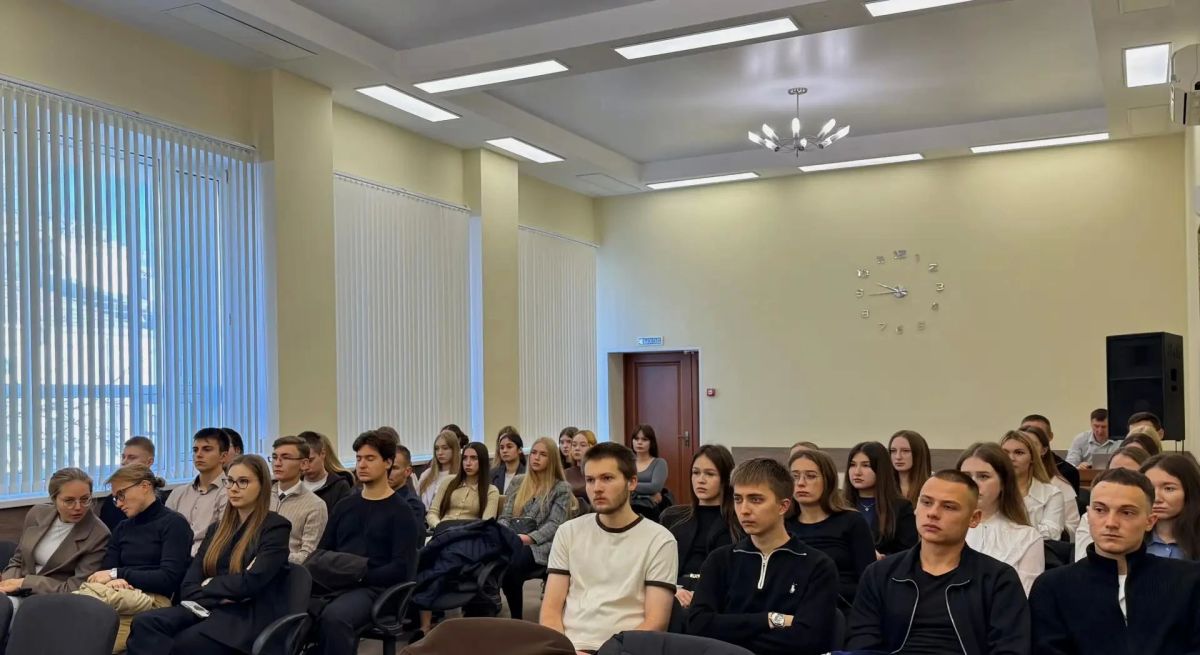 Сотрудники следственного управления провели профориентационную встречу со студентами 4 курса юридического факультета Ульяновского государственного университета, рассказав о следственной работе Сотрудники следственного управления провели профориентационную встречу со студентами 4 курса юридического факультета Ульяновского государственного университета, рассказав о следственной работе