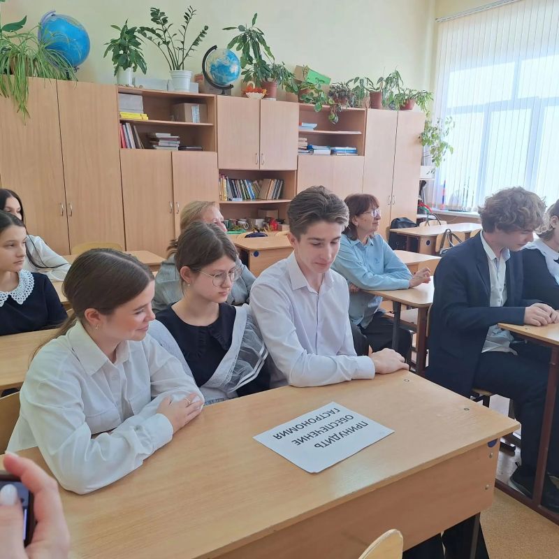 Ученики ульяновской гимназии № 33 в очередной раз одержали уверенную победу в интеллектуально-развлекательной программе «Мы-грамотеи!» на телеканале «Культура» Ученики ульяновской гимназии № 33 в очередной раз одержали уверенную победу в интеллектуально-развлекательной программе «Мы-грамотеи!» на телеканале «Культура»