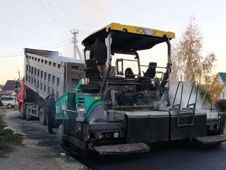 В Лаишевке на улице Пензенской асфальтируют дорогу
