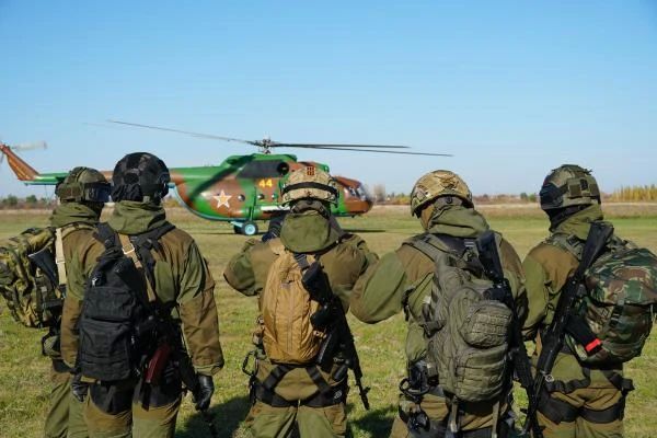 С неба – в эпицентр событий: сотрудники СОБР «Пламя» и ОМОН «Симбир» Управления Росгвардии по Ульяновской области отработали навыки десантирования из вертолета Ми-8 С неба – в эпицентр событий: сотрудники СОБР «Пламя» и ОМОН «Симбир» Управления Росгвардии по Ульяновской области отработали навыки десантирования из вертолета Ми-8