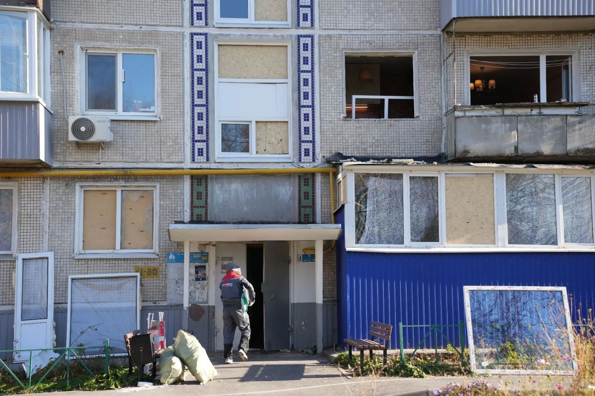 В повреждённых от атаки беспилотников домах Ульяновска восстановили и заменили 344 окна В повреждённых от атаки беспилотников домах Ульяновска восстановили и заменили 344 окна
