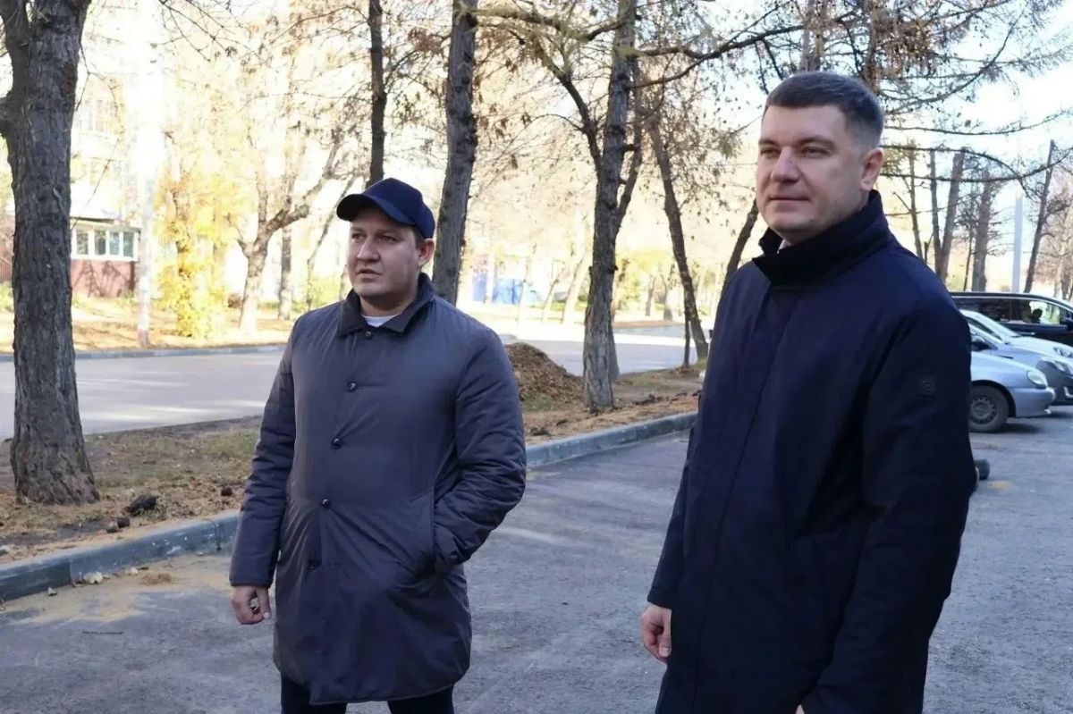 На Полбина, 44 устранили замечания по асфальтированию парковочной зоны На Полбина, 44 устранили замечания по асфальтированию парковочной зоны