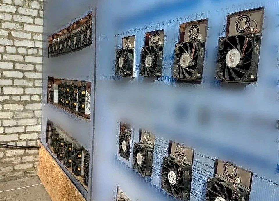Вместо коров системные блоки, вентиляторы и счетчики: Ульяновец в Тереньге создал майнинг-ферму по добыче криптовалюты Вместо коров системные блоки, вентиляторы и счетчики: Ульяновец в Тереньге создал майнинг-ферму по добыче криптовалюты