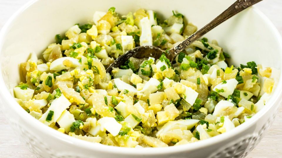 Этот салат-пятиминутку обожали советские хозяйки: зря о нем забыли сейчас